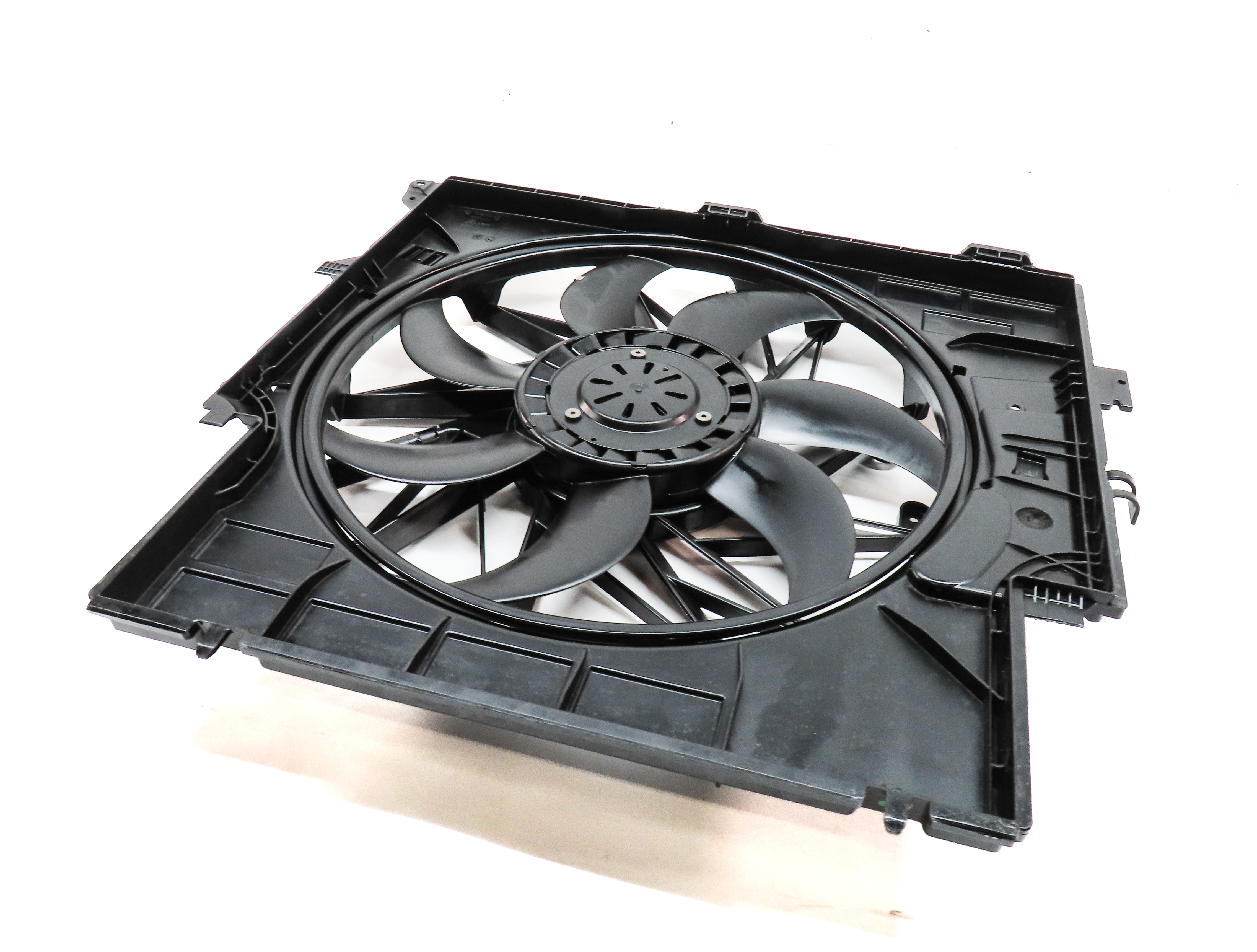 13-18 BMW X3 X4 (F25 F26) 2.0L N20 TURBO ENGINE RADIATOR COOLING FAN w/ SHROUD — exact item pictured